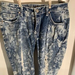 Skinny jeans with distressed feature
